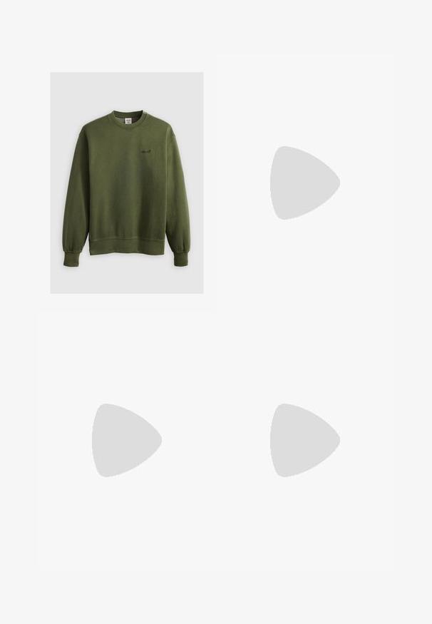 Groene crewneck sweatshirt van zacht materiaal, met ribbelmanchetten en een klein geborduurd logo op de borst. Klassieke pasvorm zonder patronen.; Zwarte cargobroek van duurzaam stof, met zijzakken, een knoopsluiting en een slim fit ontwerp. Gladde textuur met minimale details.; Zwarte sneaker met een gladde synthetische bovenkant, ronde neus, platte veters en een ribbelrubberen zool. Minimalistisch ontwerp, met gestikte accenten.; Groene rechthoekige zonnebril met stevige donkere lenzen, dikke transparante monturen en een lichte glanzende afwerking. Accenten op de veren.