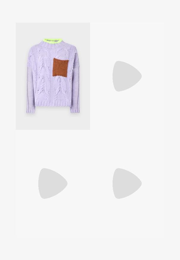 Fliederfarbener Strickpullover mit Zopfmustern, einem leuchtend neongrünen Kragen und einem strukturierten braunen Fleck auf der Vorderseite.; Schwarze weit geschnittene Hose aus leichtem Stoff, mit vorderen Falten, klassischem Bund und seitlichen Taschen. Angenehme Struktur.; Schwarze Knöchelstiefel mit einer strukturierten Krokodilprägung, elastischen seitlichen Einsätzen und einer robusten schwarzen Sohle für zusätzlichen Grip und Stabilität.; Schwarze gesteppte Tragetasche mit zwei stabilen Tragegriffen, gefertigt aus einem strukturierten Stoff mit einem Rautenmuster für Langlebigkeit und Stil.