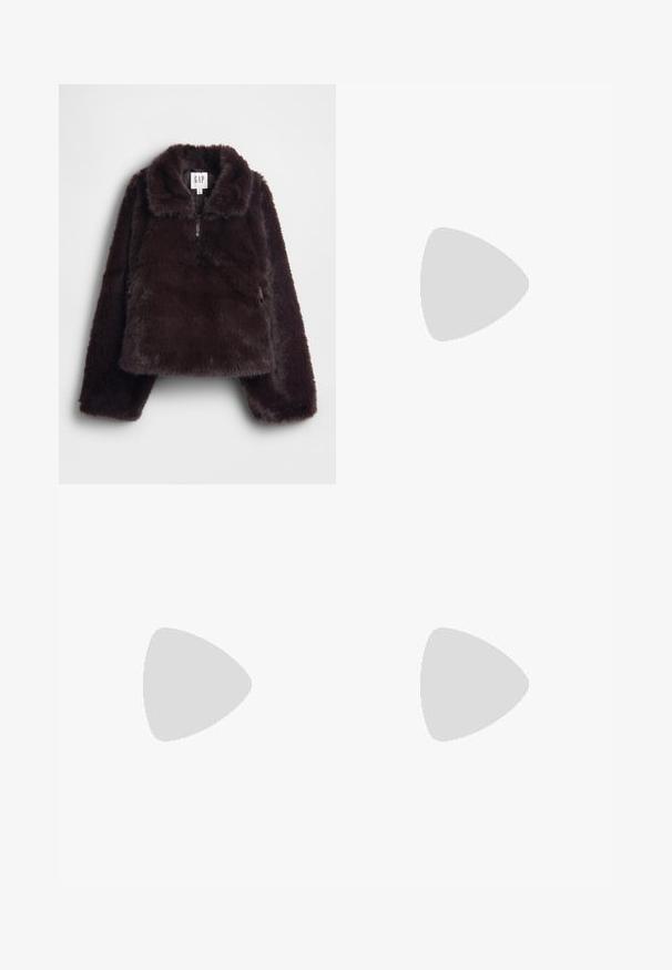 Brown faux fur pullover with a high collar, zip closure, and side pockets. Soft texture and wide sleeves for enhanced comfort.; Black leather trousers with a smooth texture, featuring a straight fit, two front pockets, and visible seam detailing.; Black patent leather ankle boot with a pointed toe and a mid-height block heel. Smooth texture and minimalist design.; Black handbag with structured shape, smooth texture, and a metallic clasp. Paired with wide black pants and open-toe sandals on wooden floor.