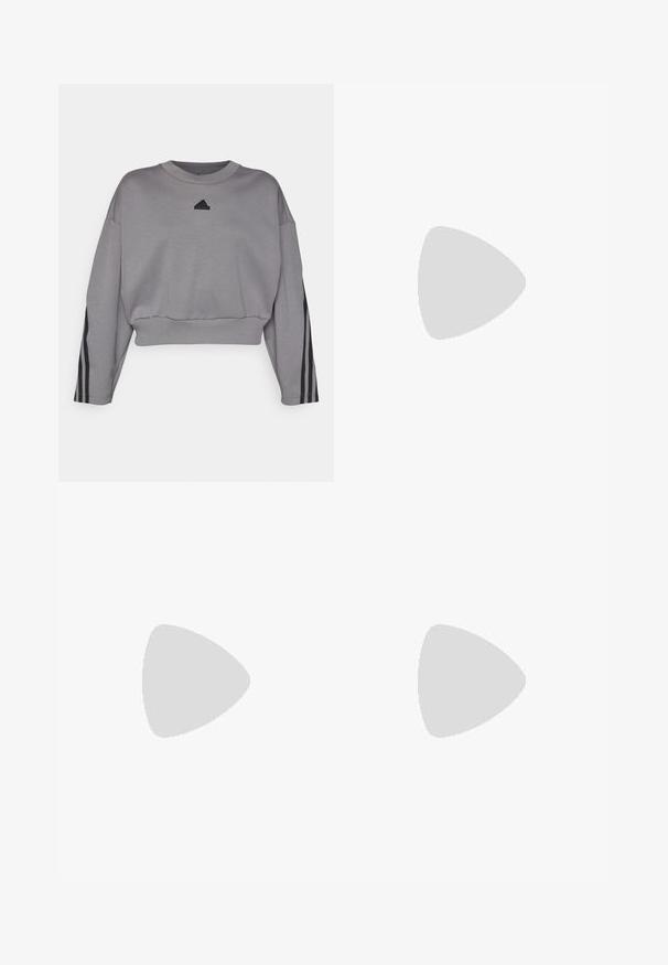 adidas Sportswear FUTURE ICONS THREE STRIPES  - Športni pulover - grey four; Kratka športna majica s kratkimi rokavi, temno siva z perforirano teksturo. Ima bel logotip in kontrastne stranske črte. Okrogel ovratnik.; Črne kratke hlače iz elastične tkanine s prilegajočim dizajnom. Imajo širok črn pas z oznako "TECHFIT" in belo logo na nogi.; Črne športne čevlje z belimi črtami, teksturirano mrežasto zgornjišče in belo podplat. Obuti z roza legginsom, ki prikazujejo športno obleko.