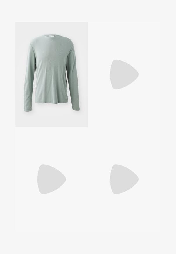 Langarmshirt in Hellgrün, aus strukturiertem Stoff mit rundem Halsausschnitt und geradem Schnitt, versehen mit einem dezenten Rippmuster.; Weißes Baumwoll-T-Shirt mit mehreren bunten Stofflabels, die das Wort "Lee" und weiteren Text tragen. Klassisches Rundhalsdesign, kurze Ärmeln.; Dunkelblaue Denim-Jeans mit geradem Schnitt, dezentem Kontraststich, fünf Taschen und einem Knopfverschluss an der Taille.; Dunkelbraune Wildledersneaker mit cremefarbenen Schnürsenkeln, weißen Akzenten und einer beige Gummisohle. Getragen mit schwarzer gestreifter Hose.