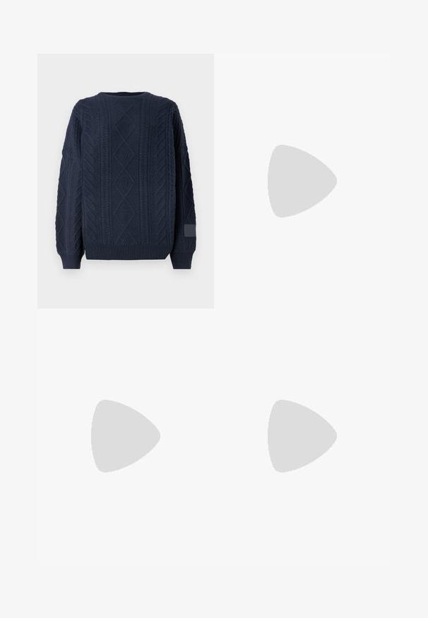 Pull en maille bleu marine avec un motif de tresses texturées et un col rond. Manches et ourlet côtelés, fabriqué dans un matériau doux et épais.; Jupe midi en tricot blanche présentant un motif texturé avec des lignes verticales et des découpes près de l'ourlet. Taille élastique. Matériau doux.; Ballerines en cuir noir avec un bout rond, texture lisse, détails de couture minimalistes et design de semelle flexible.; Sac à main en cuir marron avec une fermeture à rabat, des accents en métal doré, une bandoulière et une texture lisse. Forme rectangulaire compacte.