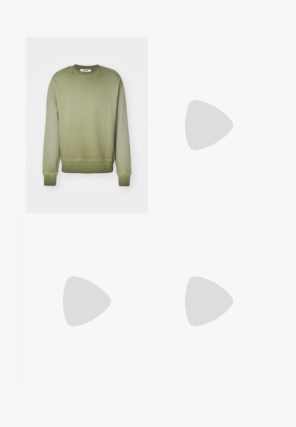 Felpa verde oliva realizzata in morbido cotone, con collo rotondo, polsini a coste e un ricamo delicato del logo sul petto.; T-shirt bianco in cotone con un piccolo tag stampato al centro. Maniche corte e vestibilità comoda con una texture liscia.; Pantaloni in denim nero con accenti in pannelli di pelle nera a contrasto, design a gamba dritta e dettagli in leggero effetto usurato sulla stoffa.; Sneaker in pelle bianca con una finitura texturizzata, suola in gomma, punta arrotondata e design minimalista. Presenta un logo sottile sul lato.