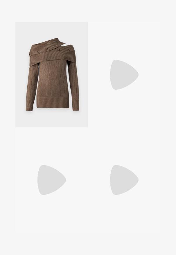 Maglione marrone a maglia con un design asimmetrico, texture a coste e bottoni decorativi sul ampio colletto, con maniche lunghe.; Giubbotto in denim di colore blu scuro con zip frontale, colletto a punta, due tasche anteriori e dettagli distintivi delle cuciture sulle maniche e sul corpo.; Stivaletti alla caviglia in suede beige con un interno morbido, dotati di suola platform e di una linguetta sul retro per una facile indossabilità. Suola in gomma texturizzata.; Occhiali da sole neri oversize con lenti ovali, montatura in plastica liscia e accenti dorati sulle tempie. Le lenti scure offrono protezione dal sole.