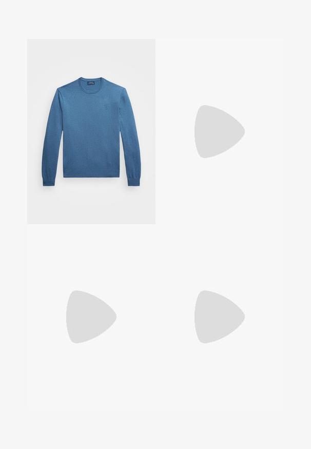 Blauwe ronde hals trui van gestructureerde breiwerkstof, met lange mouwen en een ribbelrand, voorzien van een klein logo op de borst.; Beige langemouwen shirt gemaakt van een katoenmix. Heeft een button-down kraag, zeven knopen aan de voorkant en een klein geborduurd logo op de linkerborst.; Beige katoenen chino's met een rechte pasvorm, riemlussen en zijzakken. Recht model met een gladde textuur en een lichte, ademende gevoel.; Witte leren sneakers, laag model, met een gladde textuur, ronde neus, vetersluiting aan de voorkant en een klein geborduurd logo aan de zijkant.