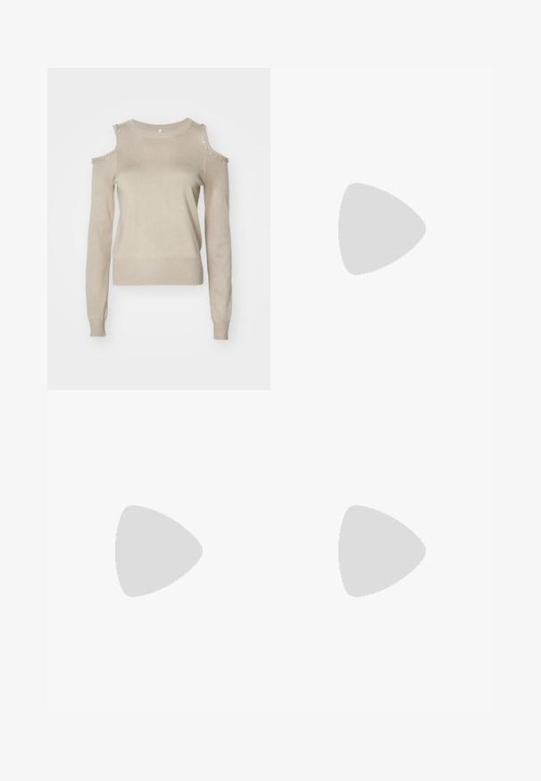 Maglione beige con design a spalla scoperta, maniche lunghe e decorato con borchie argentate lungo le spalle. Realizzato in morbido tessuto a maglia.; Pantaloni neri a gamba larga in denim, con una vita strutturata, passanti per la cintura e tasche frontali. Texture liscia con un design classico.; Tacchi a piattaforma neri con punta appuntita e cinturino regolabile alla caviglia. Realizzati in pelle liscia, presentano un tacco a blocco spesso.; Borsa hobo nera in pelle con una superficie liscia, forma curvata e una singola tracolla regolabile; presenta un'ampia apertura nella parte superiore.