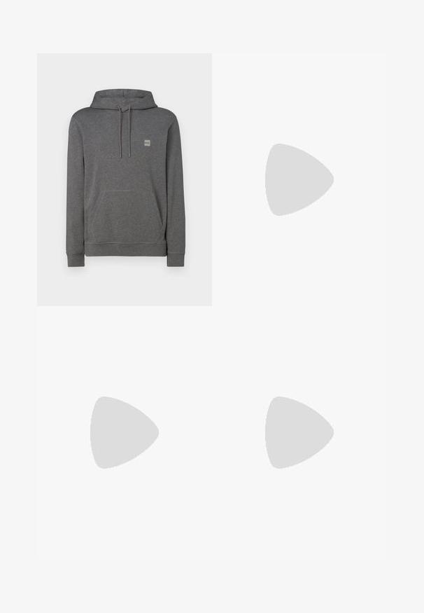 Sweatshirt cinza com capuz, feito de material macio e texturizado. Apresenta um bolso frontal, capuz com cordão e um pequeno emblema no peito.; T-shirt preta de manga curta feita de um tecido macio, com um decote redondo e um logo discreto na frente. A parte interior do colarinho tem um detalhe laranja.; Calças de fato pretas feitas de material macio, com uma cintura elástica, cordão e pernas ajustadas. Apresenta um pequeno logotipo de lado.; Shoe de corrida preto com uma superfície texturizada, detalhes cinza claro e três riscas horizontais em castanho. Apresenta uma sola branca acolchoada.