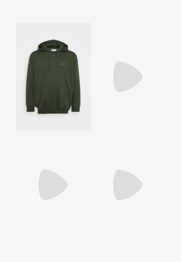 Sudadera de color verde oliva con un bolsillo frontal, capucha con cordón y logotipo en relieve en el pecho. Fabricada con una tela suave y texturizada.; Camiseta blanca de algodón con mangas cortas, cuello redondo, corte relajado y sin logotipos ni patrones visibles. Textura suave y diseño minimalista.; Jeans de cintura alta y corte holgado en denim negro desgastado. Con cinco bolsillos, pasadores para el cinturón y un diseño de pierna recta y limpia.; Zapatilla gris y blanca con parte superior de ante y cuero, puntera redondeada, cordones planos y suela de goma con un acento de goma.