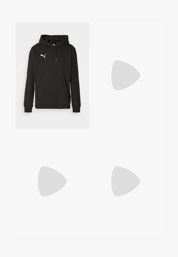 Sort hoodie lavet af blødt stof, med en front kangaroo lomme og et hvidt Puma-logo på brystet. Inkluderer hætte med snor.; Sorte bukser lavet af holdbart stof, med et lige ben-design, en talje med bæltesløjfer og sømme for ekstra struktur.; Puma sneakers i hvid og sort ruskind med en brun gummisål. Bæres med hvide sokker med et sort logo og mørke bukser.; Guldkæde med store sammenflettede led, der har en cirkulær vedhængdetalje i midten med et forhøjet emblem.