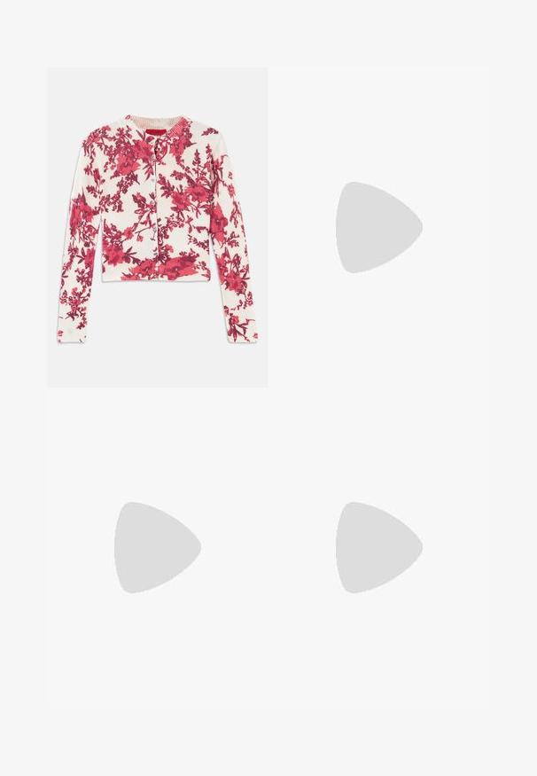 Rød blomstermønstret cardigan i et blødt, strækbart stof med rund halsudskæring og ribbede manchetter, med knaplukning ned foran.; Lysblå højtaljede jeans med lige ben, udstyret med en falmet denimtekstur, røde sy-accents og et klassisk fem-lomme design.; Brune ruskinds loafers med rund tå, der har en ribbet platformssål og et dekorativt bånd henover overdelen.; Mørkeblå stofpose med to frontlommer med trykknaplukninger, en enkelt skulderrem og en glat, struktureret overflade.