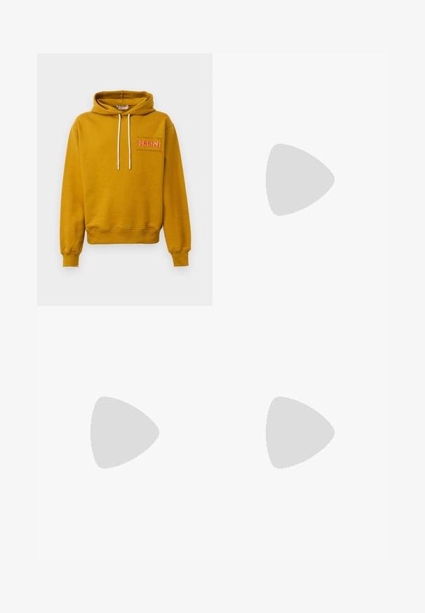 Sudadera con capucha de color mostaza hecha de algodón; cuenta con un bolsillo frontal con "MARNI" bordado en hilo rosa y cordones blancos.; Camiseta corta de manga blanca hecha de algodón, con un pequeño logo bordado en el lado izquierdo del pecho, cuello redondo y una textura suave.; Pantalones de algodón blancos con un corte relajado, que cuentan con bolsillos frontales, adornos en dorado y detalles de parches en las rodillas.; Zapatilla blanca con acentos de cuero verde y suela de goma marrón. Presenta un cuerpo de tejido y un logo prominente en el costado. Diseño con cordones.