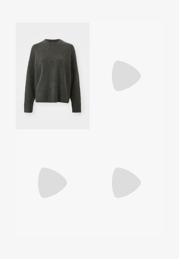Maglione grigio in lana con scollatura rotonda, spalle basse e orlo a costine. Caratterizzato da un tessuto morbido e testurizzato con una vestibilità ampia.; Pantaloni neri a gamba dritta, con tasche frontali e spacchi laterali all'orlo. Realizzati in tessuto morbido e liscio. Adatti a diverse occasioni.; Décolleté in vernice nera con punta affusolata e tacco in geometria cubica. Presentano un design elegante e minimalista, con una texture liscia.; Borsa tote in pelle nera con texture liscia, forma rettangolare e due manici lunghi. Nessun hardware o decorazione visibile.