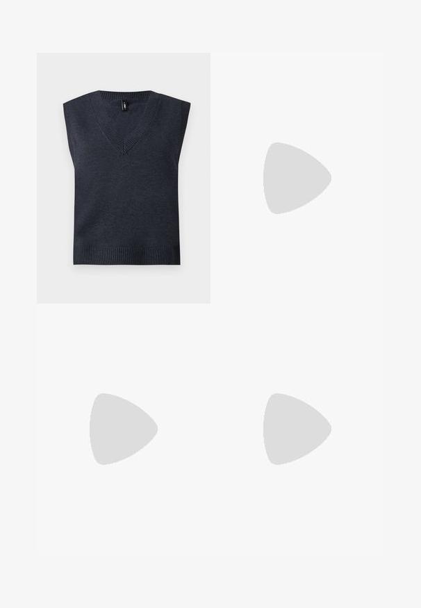 Suéter sin mangas de punto color gris oscuro con escote en V y dobladillo acanalado. Textura suave; diseño simple sin patrones o acentos adicionales.; Pantalones de mezclilla de pierna ancha y color negro, con una cinturilla estructurada, pasadores para cinturón y bolsillos frontales. Textura suave con un diseño clásico.; Zapato de tacón puntiagudo de cuero negro con tira en el tobillo y tacón ancho. Textura plana, diseño elegante y estética minimalista.; Bolso tote de cuero negro con textura lisa, forma rectangular y dos asas largas. Sin herrajes ni adornos visibles.
