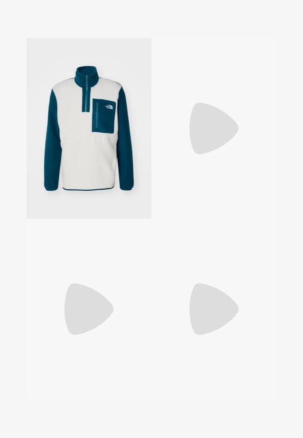 The North Face M YUMIORI 1/4 ZIP - Flisinis džemperis - white dune/midnight petrol/mallard blue; Šviesiai žalia trumpomis rankovėmis marškinėliai, pagaminti iš minkštos medvilnės, su maža raudona logotipo etikete kairėje krūtinės pusėje. Laisvas kirpimas ir apvalus iškirpimas.; Juodi lengvi kelnes pagamintos iš sintetinio audinio, su elastingu juosmeniu, užtrauktukais šoninėmis kišenėmis ir mažą raudoną logotipo etikete.; Juodos ir baltos sportinės bateliai su tinkline viršutine dalimi, tekstūriniais akcentais ir baltomis raištelėmis. Dėvimi su baltomis kulkšnies kojinėmis ir tamsiai mėlynomis šortais takelyje.