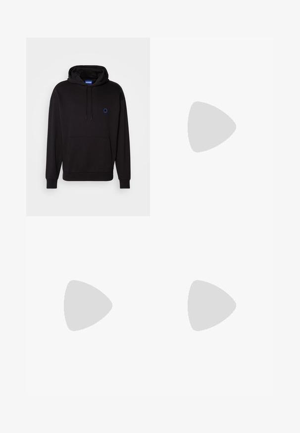 Schwarzer Hoodie aus Baumwolle mit einer Fronttasche, Kordelzügen und einem kleinen blauen Logo auf der Brust. Glatte Textur, normale Passform.; Weißes Kurzarm-T-Shirt mit blauen und grünen Flammen-Muster "HUGO"-Schriftzug auf der Brust, Rundhalsausschnitt und blauer Innenetikett.; Hellblaue weite Jeans mit einem schwarzen elastischen Bund, ausgestattet mit einem Kordelzugverschluss und klassischem Fünf-Taschen-Design.; Schwarze Knöchelstiefel mit glatter Oberfläche, elastischen Seitenpaneelen und einem kontrastierenden roten Zuglasche, ausgestattet mit einer dicken Gummisohle und einer runden Zehenpartie.