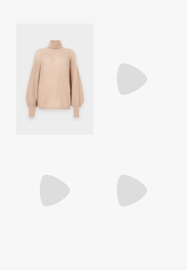 Hele roosa, oversize suuruses kampsun, mis on valmistatud pehmest, tekstuurse materjaliga. Omab kõrget kaela ja pikki, õhulisi varrukaid, millel on kitsad mansetid.; Beežid laiad püksid sujuvast kangast, millel on kõrge vöökoht, volditud eesmine osa ja volditud hem, küljetaskud ja puhas viimistlus.; Must värviline nahk sandaal ruudukujulise varbaga, õhukeste rihmadega, kohandatava pahkluu rihmaga ja madala kandaga. Rihmal on väike kuldne aktsent.; Must kase nahast käekott, millel on struktureeritud ristkülikukujuline kuju. Omab kuldset ovaalset lukku ja õhukest õlavarre rihma. Sile tekstuur.