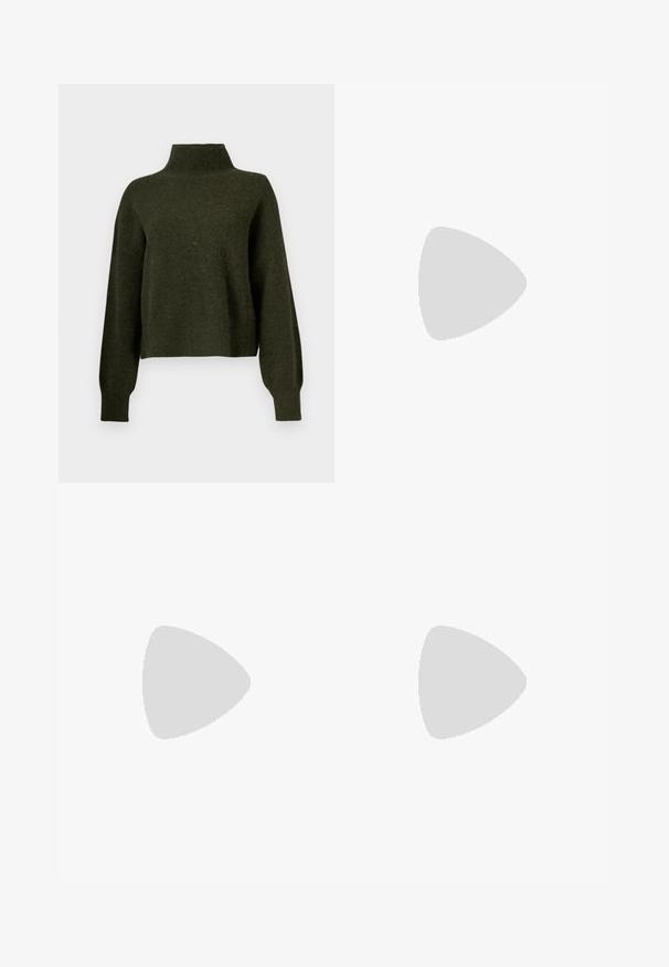 Pull court vert olive avec un col haut et des manches longues et amples. Fabriqué en matériau doux avec une texture légèrement duveteuse.; Pantalons noirs évasés avec des plis verticaux et une taille ajustée, présentés de face sur un fond blanc uni.; Sandale à talon en cuir noir avec un bout carré, une bride de cheville dotée d'une boucle en or et un talon métallique fin. Texture lisse, design minimaliste.; Sac fourre-tout en cuir noir avec une poignée carrée, arborant une finition texturée et un logo en relief. Comprend une bandoulière amovible.