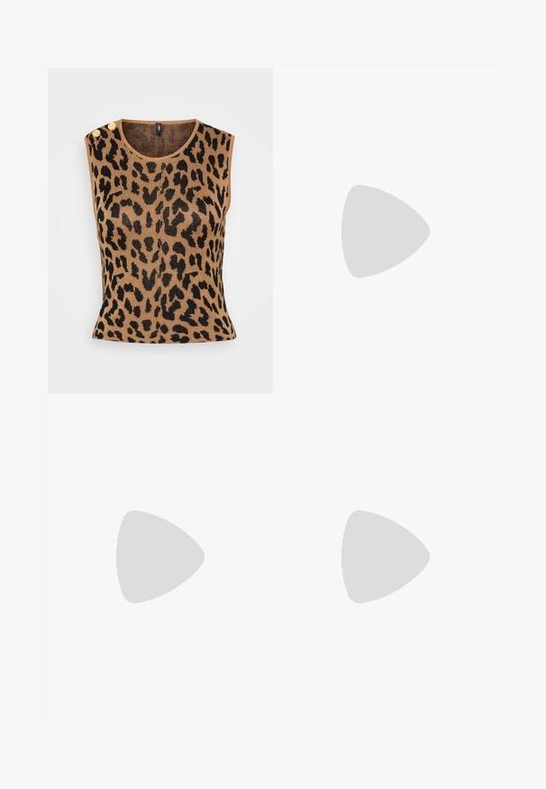 Tan ermeløs strikket topp med svart leopardmønster, rund halslinning, og to gullknappe-detaler på skulderen.; Gina Tricot Tall RELAXED TROUSERS - Bukse - black; Sorte sandaler med stropper, firkantet tå og lav blokk hæl. Har flere tynne stropper og en justerbar ankelstropp. Laget av glatt lær.; Svart skinn toteveske med jevn tekstur, strukturert form, to håndtak og en fremtredende sølvspenne foran.