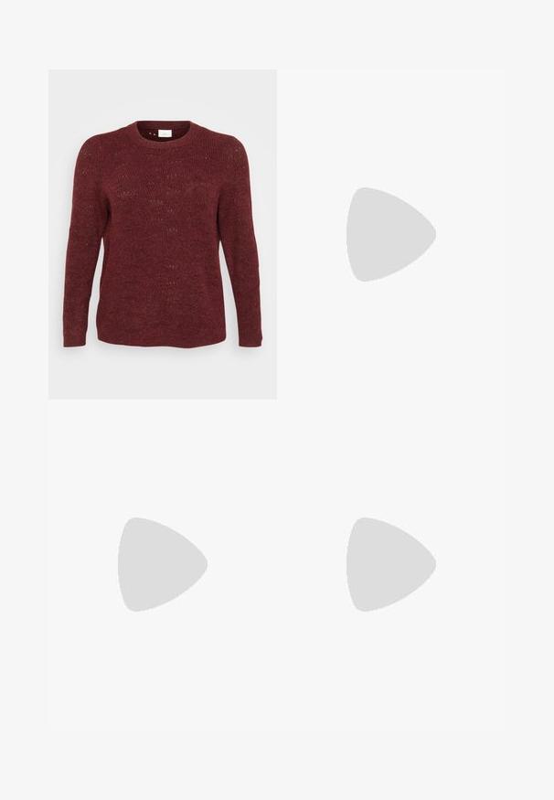 Burgundi színű kötött pulóver hosszú ujjal, kerek nyakkal és nyitott szövött textúrával, finom mintázati részletekkel az egész felsőn.; Egyenes szárú, sötétbarna velúr nadrág elöl gombbal és cipzárral, övhurkokkal és oldalsó zsebekkel.; Burgundi színű, lakkozott bőrből készült bokacsizma, hegyes orral és karcsú stiletto sarokkal, sima, fényes textúrával és minimalista dizájnnal.; Kerek, barna árnyalatú napszemüveg fényes burgundi kerettel. Karcsú karok diszkrét márkázással. Lapos lencse kialakítás.; Szövetből készült bordó kézitáska, lekerekített formával és egyetlen füllel, amelynek texturált felülete van és rugalmas zsinórzárja.