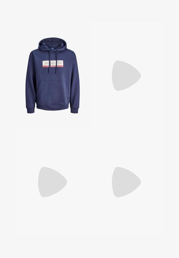 Granatowy hoodie wykonany z mieszanki bawełny, z kieszenią typu kangur na przodzie, kapturem ze sznurkiem i graficznym wzorem logo na klatce piersiowej.; Biała bawełniana koszulka z krótkimi rękawami, okrągłym dekoltem, luźnym krojem i bez widocznych logo lub wzorów. Gładka tekstura i minimalistyczny design.; Jeansy z wysokim stanem, luźne, w wyblakłym czarnym deninie. Posiadają pięć kieszeni, szlufki na pasek oraz prosty, klasyczny krój nogawek.; Szare i białe trampki z zamszową i skórzaną cholewą, okrągłym noskiem, płaskimi sznurówkami i gumową podeszwą z akcentem w kolorze gumy.