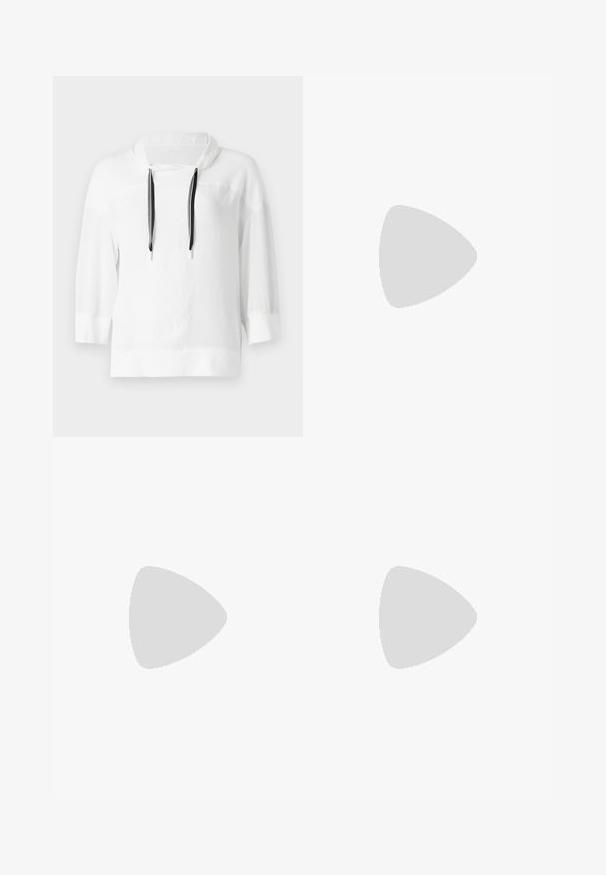 Weißer, leicht verkürzter Pullover mit 3/4-Ärmeln, ausgestattet mit einem schalenförmigen Kragen und schwarzen Kordelzügen, glatte Textur und ohne sichtbare Muster.; Schwarze, taillierte Hose mit geradem Bein, aus einem glatten Stoff und mit klaren Falten an der Vorderseite. Keine sichtbare Hardware.; Schwarze Leder-Slingback-Pumps mit spitzem Schuhblatt, ausgestattet mit einem schlanken Absatz und einem goldfarbigen Akzent am verstellbaren Riemen. Glatte Textur.; Schwarze Lederhandtasche mit einem strukturierten Design, das eine verkürzte Form, einen oberen Griff und goldfarbene Hardware-Details aufweist. Verstellbarer Schulterriemen ist enthalten.