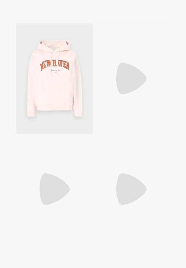 Felpa leggera rosa con cappuccio regolabile. Presenta la scritta "NEW HAVEN" stampata in lettere arancioni in grassetto e "SPORTS CLUB" in testo nero più piccolo sottostante.; Gonna bianca plissettata con elastico nero in vita che presenta il logo "LACOSTE". Design di lunghezza media con texture morbida.; Sneaker bianchi in pelle con suola spessa bianca, accento in suede nero sul tallone e logo impresso sul lato. Design con lacci e sei fori per i lacci.; Occhiali da sole oversize neri dalla forma geometrica, con lenti scure e un dettaglio grigio a contrasto sulla montatura. Logo sul braccio.