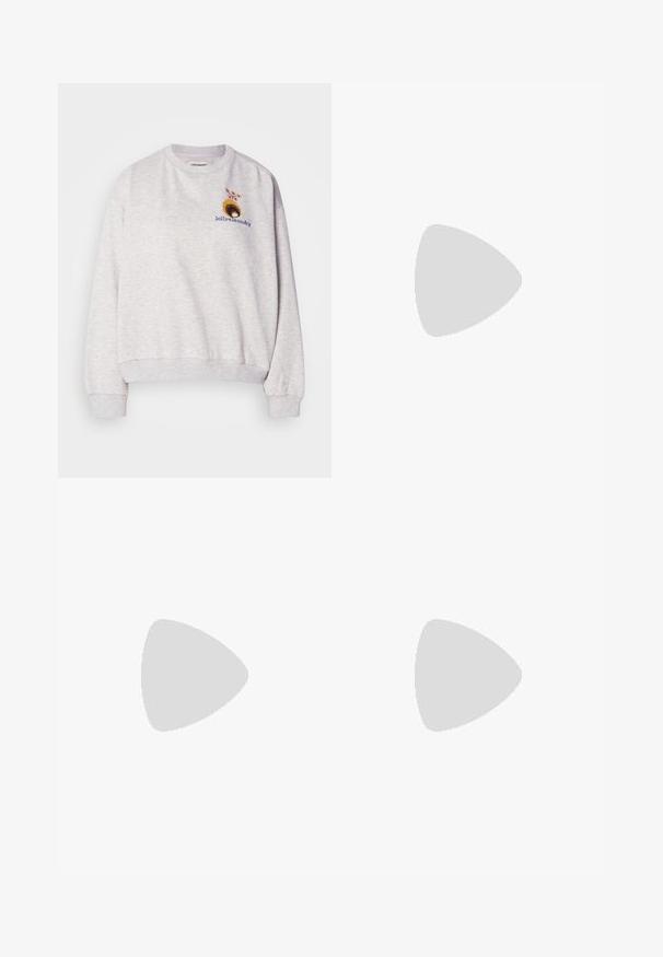 Hanorac gri deschis din material moale, cu guler rotund și manșete ribbate, având broderie florală pe piept.; Pantaloni negri dintr-un amestec de bumbac, cu un design drept, închidere frontală cu buton și două buzunare laterale. Textură netedă, fără modele vizibile.; Pantof cu toc negru din piele, cu vârf ascuțit și toc mic pătrat. Dispune de o curea la gleznă cu o cataramă în tonuri de aur. Textură netedă.; Geantă de umăr neagră cu suprafață texturată, cu două mânere superioare și curea de umăr ajustabilă. Dispune de accesorii metalice de culoare aurie și buzunare laterale.