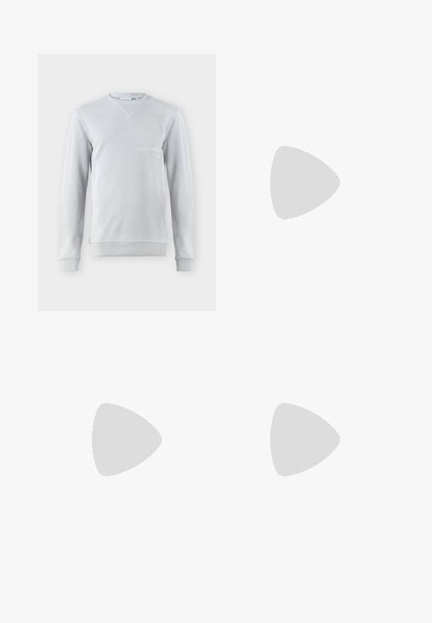 Ljusgrå sweatshirt i bomullsblandning, rundhals, ribbad detalj vid krage och ärmslut, har broderad text "SAN BERNARD CALIF." framtill.; Svarta cargobyxor i bomull, med elastisk midja och snörning, sidofickor och avsmalnande benslut.; Grå och vita sneakers med överdel i slätt läder, perforerad tå, snörning, texturerade accenter och en subtil guldlogga.; Sköldpaddsbeslag av solglasögon med gröna linser, vinklade i en oktagonal form och med smala, böjda skalmar. Materialet har en glansig yta.