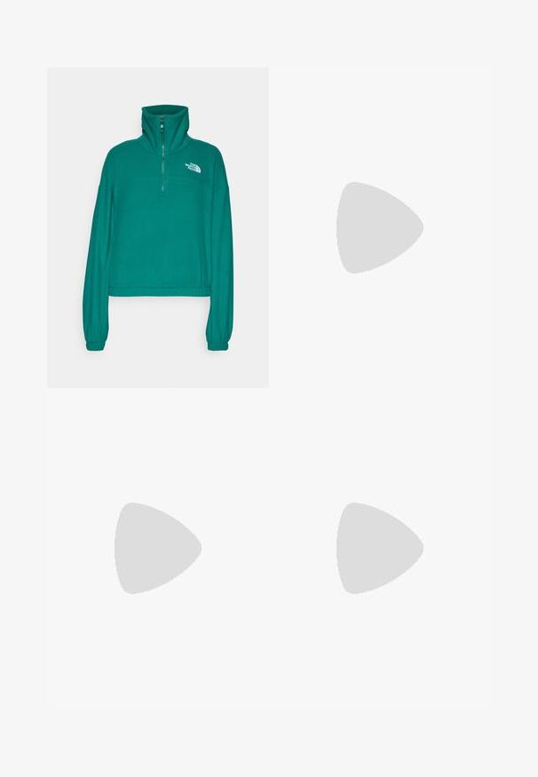 The North Face 100 GLACIER HALF ZIP - Felpa in pile - evergreen; T-shirt bianco a maniche corte realizzato in cotone, con colletto rotondo e vestibilità rilassata, senza motivi o grafiche visibili.; Pantaloni da jogging neri, morbidi e larghi, realizzati in tessuto liscio. Presentano una vita elasticizzata e strisce laterali con accenti di logo.; Mocassini in pelle nera con suola spessa e texture, dotati di una fascia sulla parte anteriore e una finitura liscia e lucida.; Occhiali da sole neri oversize con lenti ovali, montatura in plastica liscia e accenti dorati sulle tempie. Le lenti scure offrono protezione dal sole.