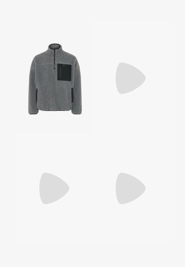 Fleece pullover vaaleanharmaana, tekstuurilla, neljännesvetoketjulla ja mustilla taskuilla rinnassa ja sivuilla.; Valkoinen puuvillainen t-paita, jossa on lyhyet hihat, pyöreä kaula-aukko, rento istuvuus ja ei näkyviä logoja tai kuvioita. Sileä pinta ja minimaalinen muotoilu.; Korkeavyötäröiset, väljät farkut haalistuneesta mustasta denimestä. Ominaisuuksiin kuuluu viisi taskua, vyölenkit ja siisti, suora lahjetyyli.; Harmaa ja valkoinen lenkkari, jossa on mokka- ja nahkapinta, pyöreä kärki, litteät nauhat ja kumipohja, jossa on vaahtomuoviväri.