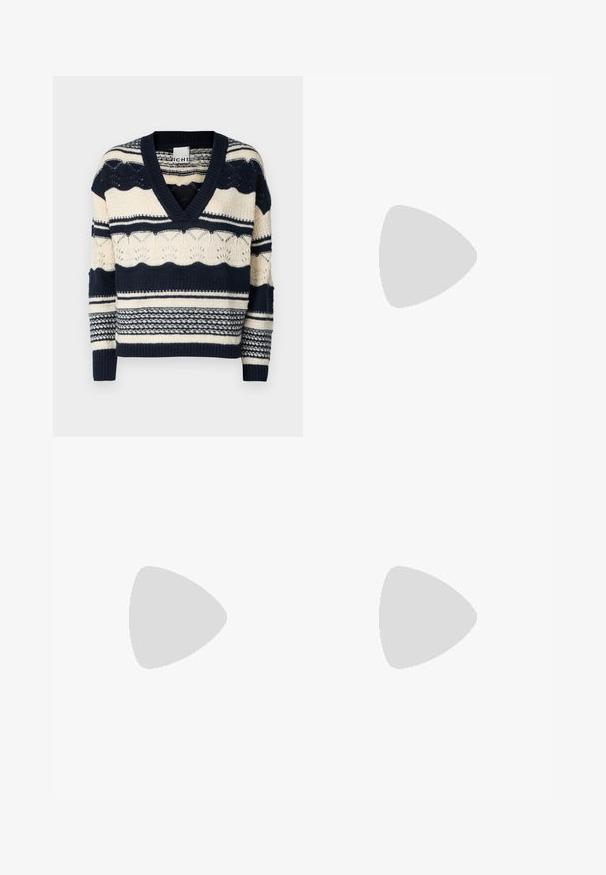 Maglione lavorato a maglia in navy e crema con scollo a V, caratterizzato da motivi geometrici e strisce texturizzate, maniche lunghe e una vestibilità comoda.; Pantaloni in misto cotone neri con design a gamba dritta, chiusura frontale con bottone e due tasche laterali. Tessuto liscio, senza motivi visibili.; Stivale alla caviglia in pelle nera con tacco a blocco e suola platform, visto di lato su uno sfondo bianco uniforme.; Borsa nera con forma strutturata, texture liscia e una chiusura metallica. Abbinata a pantaloni neri larghi e sandali open-toe su un pavimento in legno.