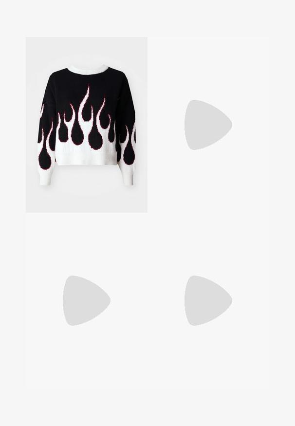 Μαύρο πλεκτό πουλόβερ με σχέδιο φλόγας σε λευκό και κόκκινο, με στρογγυλή λαιμόκοψη και ριγωτές μανσέτες και στρίφωμα. Εφαρμογή cropped, απαλής υφής.; Μπλε τζιν παντελόνι με ψηλή μέση και ευθεία γραμμή, διακοσμημένο με μικρή λευκή κεντημένη λουλουδάτη απεικόνιση διάσπαρτη σε όλο το ύφασμα.; Μαύρες μποτές μέχρι τον αστράγαλο από λείο δέρμα, με πλευρικό φερμουάρ, χοντρό υφασμάτινο τακούνι και στρογγυλή μύτη.; Μαύρη δερμάτινη τσάντα ώμου με λεία υφή, καμπύλο σχήμα, ρυθμιζόμενο λουρί και κλείσιμο με φερμουάρ. Μινιμαλιστικός σχεδιασμός χωρίς διακοσμητικά στοιχεία.