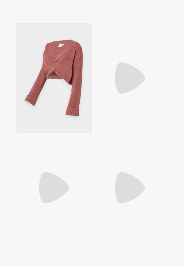 Sweter-kopertówka w odcieniu przykurzonego różu, z skręconym przodem, długimi rękawami i prążkowanymi mankietami, wykonany z miękkiego, teksturowanego materiału.; Czarny sweter z długim rękawem o diamentowym wzorze, z okrągłym dekoltem i luźnym krojem. Materiał wydaje się miękki i lekko fakturowany.; Spodnie ciążowe z niebieskimi nogawkami z denimu i czarną elastyczną tablicą brzuszną, zaprojektowane w celu wsparcia i pokrycia rosnącego brzucha.; Białe sneakersy wykonane z gładkiego materiału syntetycznego, z okrągłym noskiem, sznurowanym zapięciem, płaską podeszwą i subtelnym perforowanym wykończeniem.; Brązowa skórzana torba na ramię z podwójnymi uchwytami, charakteryzująca się kontrastowym przeszyciem i przestronnym designem, idealna do codziennego użytku.