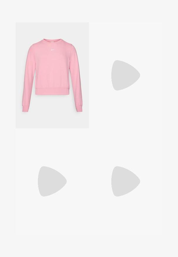 Felpa rosa realizzata in tessuto morbido, con scollatura rotonda, maniche lunghe e un piccolo logo bianco sul petto. L'orlo è leggermente accorciato.; Crop top bianco a maniche corte realizzato in materiale sintetico liscio. Presenta un collo rotondo e il logo Nike all'interno del colletto.; Leggings capri blu navy realizzati in tessuto elastico, dotati di un ampio bordo in vita e di un piccolo logo bianco sul lato sinistro. Nessuna cucitura visibile.; Scarpa sportiva bianca con tomaia in rete testurizzata, striscia nera con logo, collo imbottito e suola in gomma con motivo di trazione.
