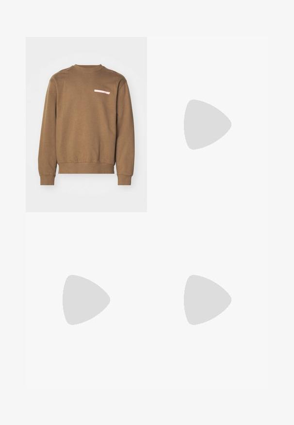 Felpa marrone con girocollo, polsini e orlo ribattuti. Presenta un piccolo logo rosa nella zona del petto. Tessuto morbido.; Tre canotte bianche a coste in cotone. Presentano un colletto rotondo e piccole etichette nere vicino all'orlo. Disponibile in diverse taglie.; Pantaloni sportivi Nike grigi con cintura regolabile, gambe affusolate, tasche laterali e dettagli di cucitura distintivi. Tessuto morbido e texture.; Scarpa sportiva grigia con tomaia in mesh e suede, dettagli bianchi, suola ammortizzata e un design distintivo con elementi riflettenti.