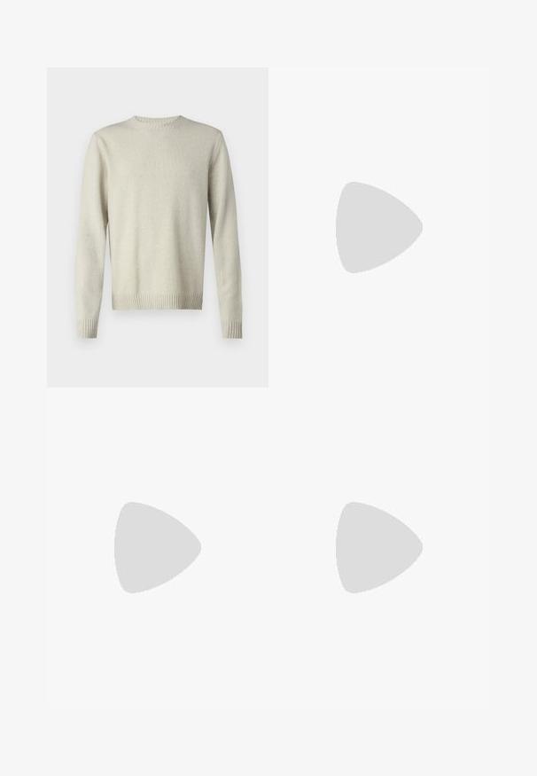 Jasno beżowy sweter z okrągłym dekoltem, wykonany z miękkiej, teksturowanej tkaniny. Posiada prążkowane mankiety i dół, a także prosty, minimalistyczny design.; Biała, bawełniana koszula z długim rękawem, okrągłym dekoltem, bocznymi rozcięciami na dole oraz gładką fakturą, wyeksponowana z tyłu.; Jasnoniebieskie dżinsy o prostym kroju, pięć kieszeni, zapięcie na guzik, minimalne blaknięcia i kontrastowe wykończenia szwów.; Białe sneakersy z gładką skórzaną cholewką i niskim profilem. Posiadają okrągły nos, sześć dziurek na sznurówki oraz teksturowaną gumową podeszwę.