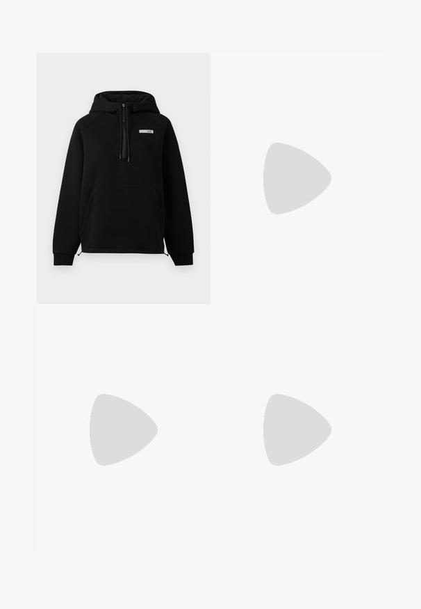 Czarna bluza z kapturem, wykonana z miękkiego materiału, z przednią kieszenią, pół-zamkiem i małą metką z logo po lewej stronie klatki piersiowej.; Czarne legginsy z ekologicznej skóry z wysokim stanem, charakteryzujące się gładką teksturą i dopasowanym krojem, sięgające do kostek.; Czarne szpilki z ostrym noskiem, pokryte teksturą skóry krokodyla, charakteryzujące się eleganckim wzornictwem, wysokim obcasem w stylu stiletto oraz gładkim czarnym wnętrzem.; Czarna torebka z ćwiekowanymi zdobieniami, łańcuszkowym paskiem i gładkim skórzanym uchwytem, o zaokrąglonym kształcie i zamykanej kieszeni.