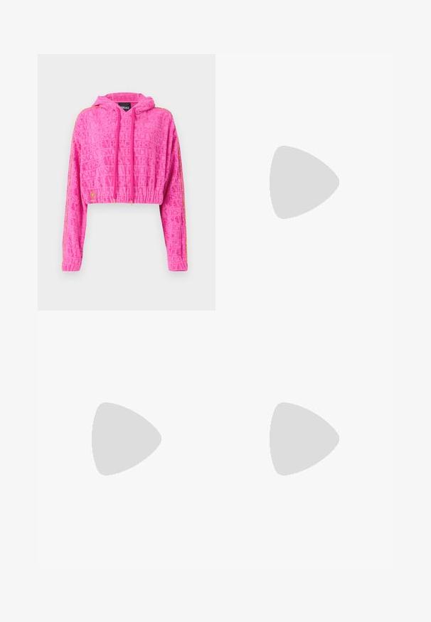 Krótkie pudrowe ubranie z jasnoróżowego materiału teksturowego z powtarzającym się logo "VERSACE". Zawiera kaptur, sznurki do ściągania oraz złote paski akcentujące.; Spodnie dżinsowe o szerokich nogawkach w odcieniu off-white. Wysoki stan z zapięciem na guzik, dwiema kieszeniami z przodu i detalami z kontrastowym przeszyciem.; Czarne sandały na obcasie z krzyżującymi się paskami i regulowanym zapięciem. Charakteryzują się gładką teksturą i zwężanym obcasem w kształcie szpilki.; Czarna skórzana torba na ramię z dwoma przednimi kieszeniami, złotymi klamrami, zamkiem błyskawicznym i cienkim paskiem. Teksturowana powierzchnia i kompaktowy prostokątny kształt.