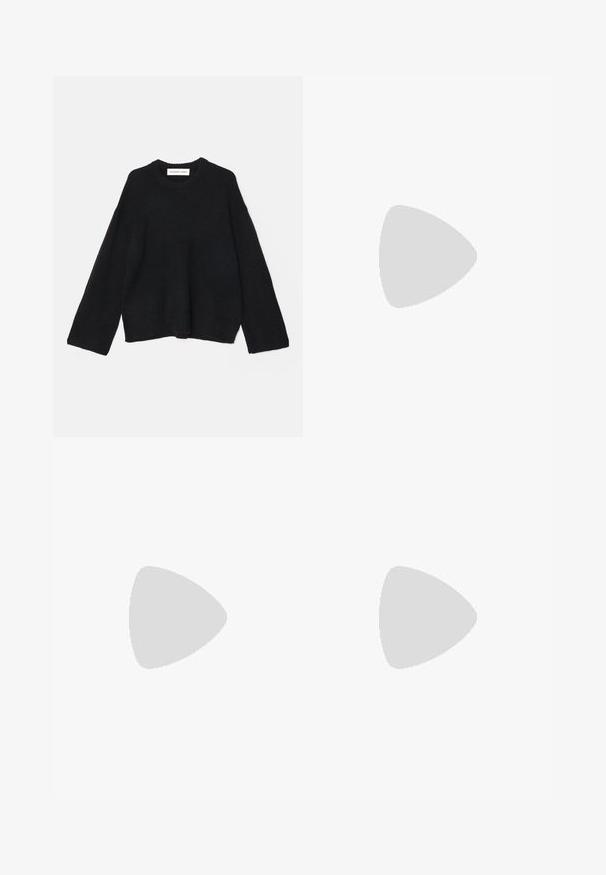DESIGNERS REMIX VERONA SLIT - Camisola - black; Calças pretas feitas de um tecido suave, com uma cintura alta, pernas largas, pregas frontais e passadores de cinto clássicos. Não há bolsos laterais visíveis.; Sapatilhas de balé pretas em couro com bico pontiagudo, apresentando uma correia com uma fivela metálica circular e sola plana.; Bolsa crossbody de couro texturizado castanho com alça de corrente dourada e fecho com aba. A parte da frente apresenta detalhe do logótipo e um bolso sob a aba.