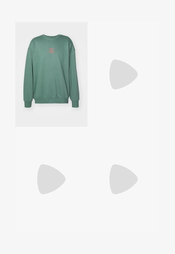Zelená mikina z jemné bavlněné směsi s žebrovanými lemy na rukávech a spodním okraji. Na hrudi se nachází grafika s růžovým textem pro branding. Volný, uvolněný střih.; Bílé tričko s dlouhým rukávem vyrobené z měkké bavlny. Má kulatý výstřih a klasický střih. Jednoduché, jednobarevné bez vzorů nebo akcentů.; Béžové tepláky vyrobené z měkké tkaniny, s elastickým pasem na šňůrku, bočními kapsami a zúženými nohavicemi.; Stříbrná sportovní obuv s hladkým, lesklým povrchem, bílým logem na boku, texturovanými šedými tkaničkami a podešví z gumové pryže.