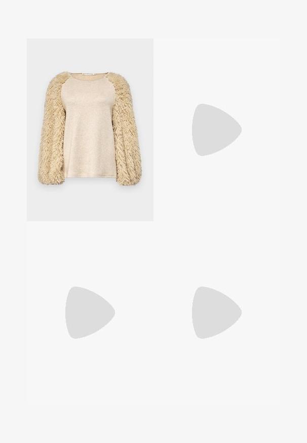 Bež bluzica s dugim, pahuljastim rukavima; glatki, sjajni materijal; dizajn rukava raglan; mekan na dodir; opušteni kroj; minimalistički stil.; Bež hlače širokih nogavica od glatkog materijala, s ravnim prednjim dijelom s plisejima, zatvaračem i petljama za remen. Ukupan kroj je prilagođen.; Bež zamŠtane slip-on loafere s teksturiranim smeškim potplatom, sa ravnim vrhom i dekorativnom trakom preko gornjeg dela.; Bež torba na rame od kože s preklopom, srebrnim detaljima i odvojivim remenom. Glatka tekstura i jednostavan pravokutni oblik.