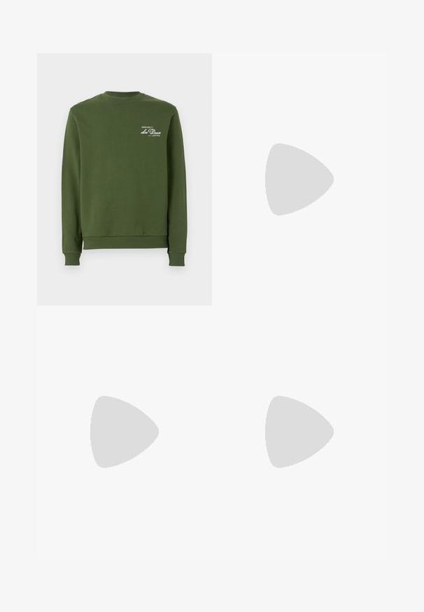 Olijfgroene sweatshirt met geribbelde ronde hals, lange mouwen en een zachte textuur. Voorzien van witte bedrukte branding op de borst.; Lichtblauwe denim jeans met een losse pasvorm, rechte pijpen, een vijfzakkenontwerp en een knoopsluiting bij de taille. Minimalistische stikdetails.; Lacoste sneakers in donkergrijs van mesh en synthetisch materiaal, met een gestructureerde zool en bruine accenten op de kraag en branding.; Fanny pack in donkerblauw tie-dye print met een ritssluiting bovenaan, textuur materiaal en een opvallend logo op de voorkant.