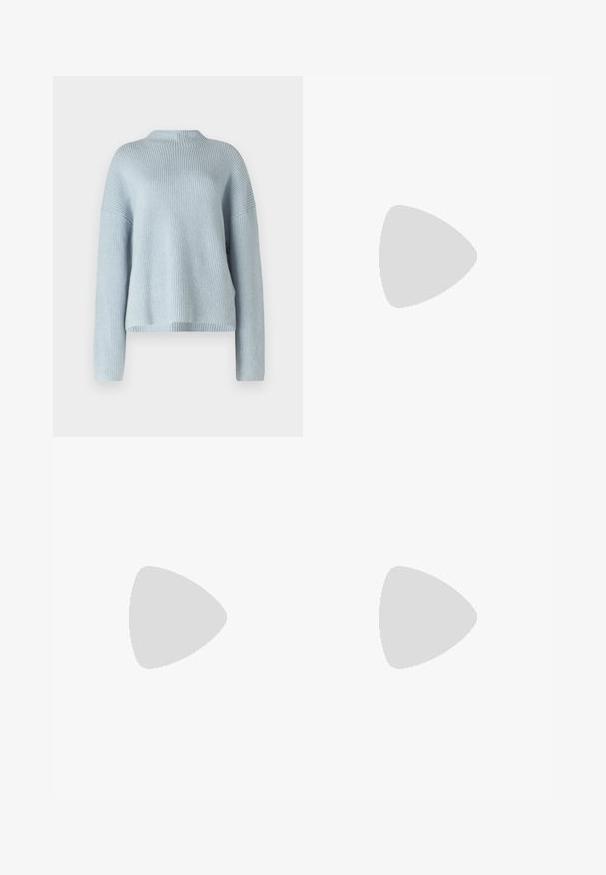 Ljusblå ribbad tröja, rund halsringning, långa ärmar, avslappnad passform, mjuk textur, enfärgad utan synliga mönster eller detaljer.; Denim flarejeans i medelblått med hög midja, fem knappar och fransad fåll. Har en ljusare manschett längst ner och en urtvättad struktur.; Ljusgrå sneaker i mocka och mesh, med tre vita ränder, rund tå och en sula av gummi. Guldlogotyp som accent vid snörningen.; Silverörhängen med en vriden design som har en blank yta och bakåtlås. Mått ca 3 cm i diameter.