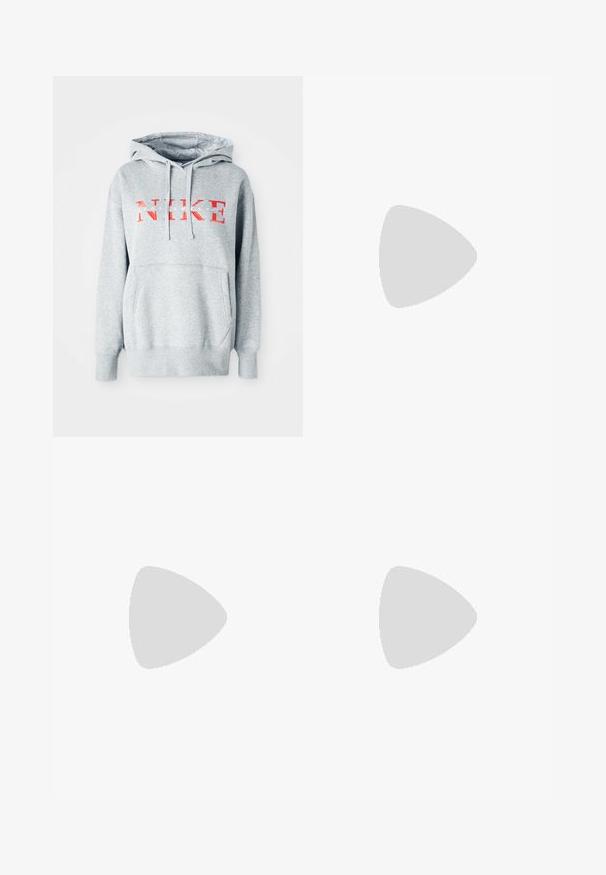 Grå sweatshirt med hette, med "NIKE" i fet rød tekst og "SPORTSWEAR" i mindre hvit tekst. Inkluderer en frontlomme i kengurustil.; Lys blå høyt liv vid ben jeans med knappelukking, frontlommer, beltehemper og subtile falmede detaljer.; Hvite plattform sneakers laget av glatt syntetisk materiale, med rund tå, snøring og en strukturert gummisåle. Svart hæl akcent.; Hvit syntetisk håndveske med trekantet form, flat klaff foran og sløyfe detaljer, justerbar stropp, glatt tekstur og minimalistisk design.