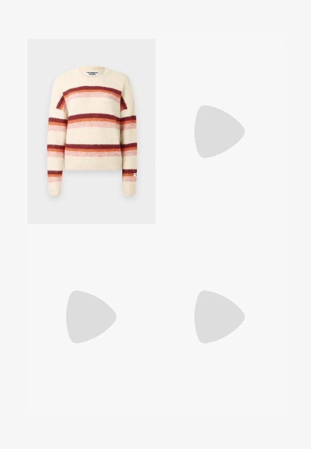 Jersey de punto en color crema con atrevidas rayas horizontales en tonos de burdeos, naranja y rosa. Presenta un escote redondo y un dobladillo acanalado.; Camisa de manga larga de color rosa claro con cuello abotonado, que presenta un dobladillo recto y una textura suave, confeccionada con una tela de algodón ligera.; Pantalones vaqueros de mezclilla de pierna ancha en azul, con cintura alta, que cuentan con bolsillos frontales, costuras en contraste y un ajuste relajado.; Zapato slingback bicolor beige y negro con punta afilada, tacón plano y detalle de correa entrecruzada. Textura de cuero suave.