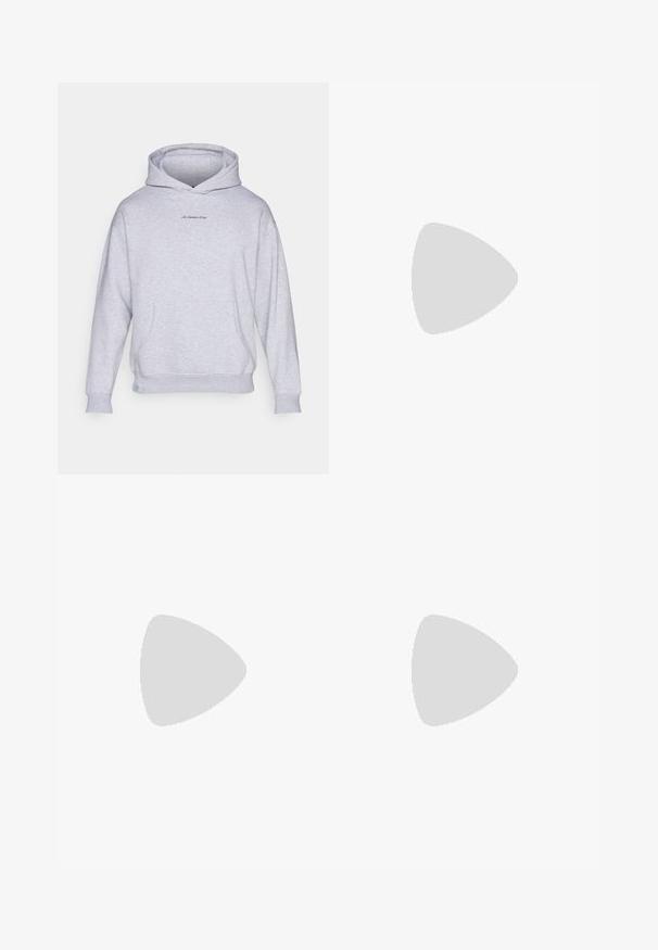 Sudadera con capucha gris hecha de una tela suave, con un bolsillo frontal, puños acanalados y un pequeño logotipo en el pecho.; Tres camisetas sin mangas de algodón de color blanco con canalé. Cuentan con cuello redondo y pequeñas etiquetas negras cerca del dobladillo. Disponibles en múltiples tamaños.; Pantalones cargo negros de nylon ligero con cinturilla elástica, cordón ajustable y múltiples bolsillos en capas en las piernas.; Zapatillas deportivas blancas con superposiciones texturizadas, una suela gruesa y acentos grises. Llevadas con calcetines blancos hasta la pantorrilla y pantalones cortos verdes sobre una superficie azul.