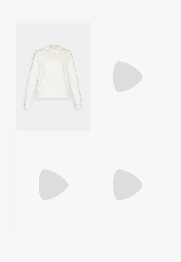 Witte hoodie met een trekkoordcapuchon, lange mouwen en geribbelde manchetten. Beschikt over een gladde stoftextuur en een ontspannen pasvorm.; Zwarte cropped tanktop van een gestructureerde stof, met een ronde halslijn, een wit logo en twee kleine reflecterende accenten op de schouders.; Zwarte sportbroek met een brede tailleband, zijzakken en platte naden. Bevat een klein logo op het linkerbeen. Gemaakt van gladde, rekbare stof.; Witte sportieve sneakers met een bovenwerk van mesh, zwarte accenten, gestructureerde panelen en een gezellige zool voor comfort en ondersteuning.