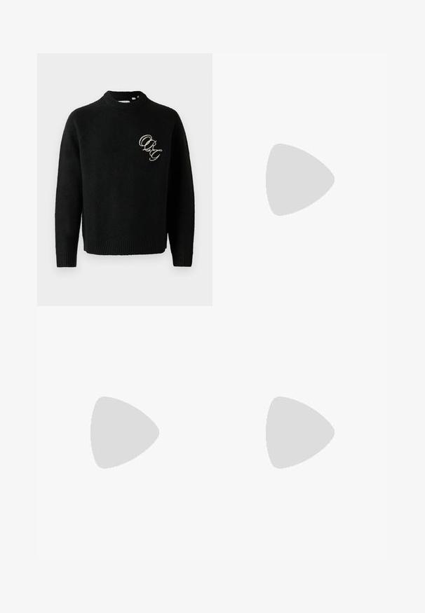 Maglione nero a maglia con collo rotondo, caratterizzato da polsini e orlo a costine. Lettere ricamate "ORG" in un colore di contrasto sul petto.; Jeans in denim blu scuro con design a gamba dritta. Presentano cuciture visibili, una chiusura con bottone e pieghe frontali per un tocco di dettaglio in più.; Sneaker neri in pelle con strisce bianche, suola in gomma texturizzata e allacciatura frontale. Presenta un'etichetta con il marchio sulla linguetta.; Borsa a tracolla nera in pelle con chiusura zip, logo impresso sul davanti e tracolla regolabile. Texture liscia con forma rettangolare.
