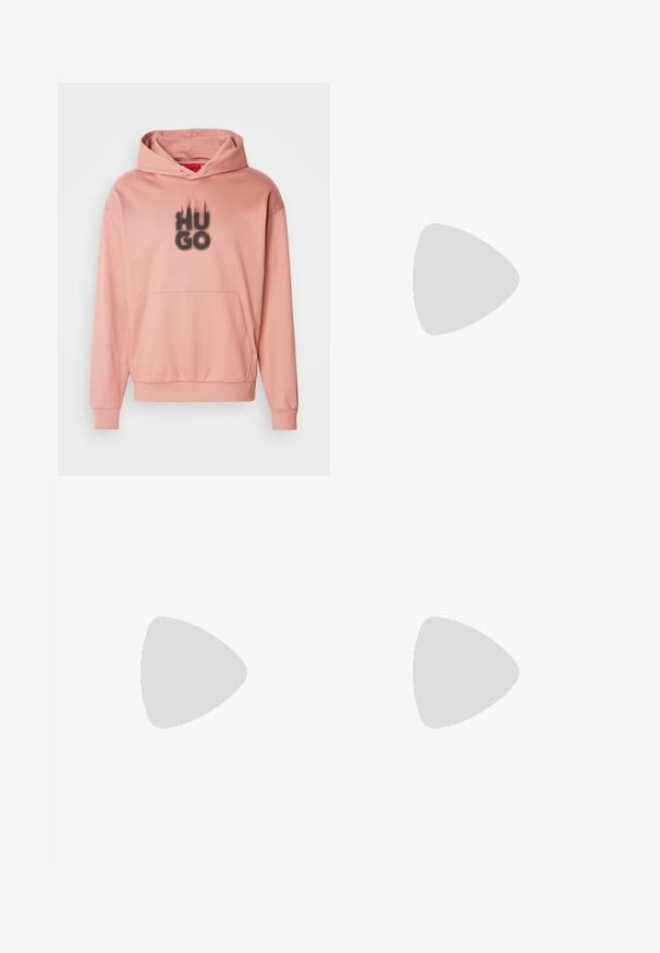 Rosa Kapuzenpullover aus weichem Stoff mit Kängurutasche. Mit einem zentral platzierten schwarzen "HUGO"-Logo und Flammenakzenten darüber.; Schwarzes Baumwoll-T-Shirt mit einem großen, texturierten bronzefarbenen "HUGO"-Logo auf der Vorderseite. Es hat einen runden Halsausschnitt und kurze Ärmel.; Schwarze Cargo-Hosen aus Baumwolle mit lockerem Schnitt, seitlichen Taschen, Knopfverschluss und geradem Bein. Einfaches Design ohne Muster.; Schwarze Wildleder-Slipper mit einer dicken schwarzen Gummisohle, ausgestattet mit einem Oberriemen und kontrastierenden Nähte.