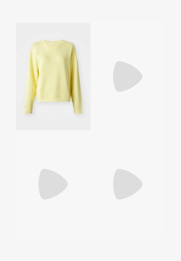 Žuta majica s dugim rukavima, okruglim izrezom, spuštenim ramenima i mekanom teksturom. Blago opušteni kroj s rebrastim rubovima.; Svijetloplave traperice s širokim krojem, s izblijedjelim završetkom, dva prednja džepa i dugmetom za zatvaranje na struku.; Crno-bijela točkasta balerinka s malom mašnom na zaobljenom vrhu i niskom petom, prikazana sa strane na bijeloj pozadini.; Smeđa kožna torba s dva dugačka ručka, pravokutnog oblika, glatke teksture, zatvaranje na patentni zatvarač i akcenti od srebrnog tona.